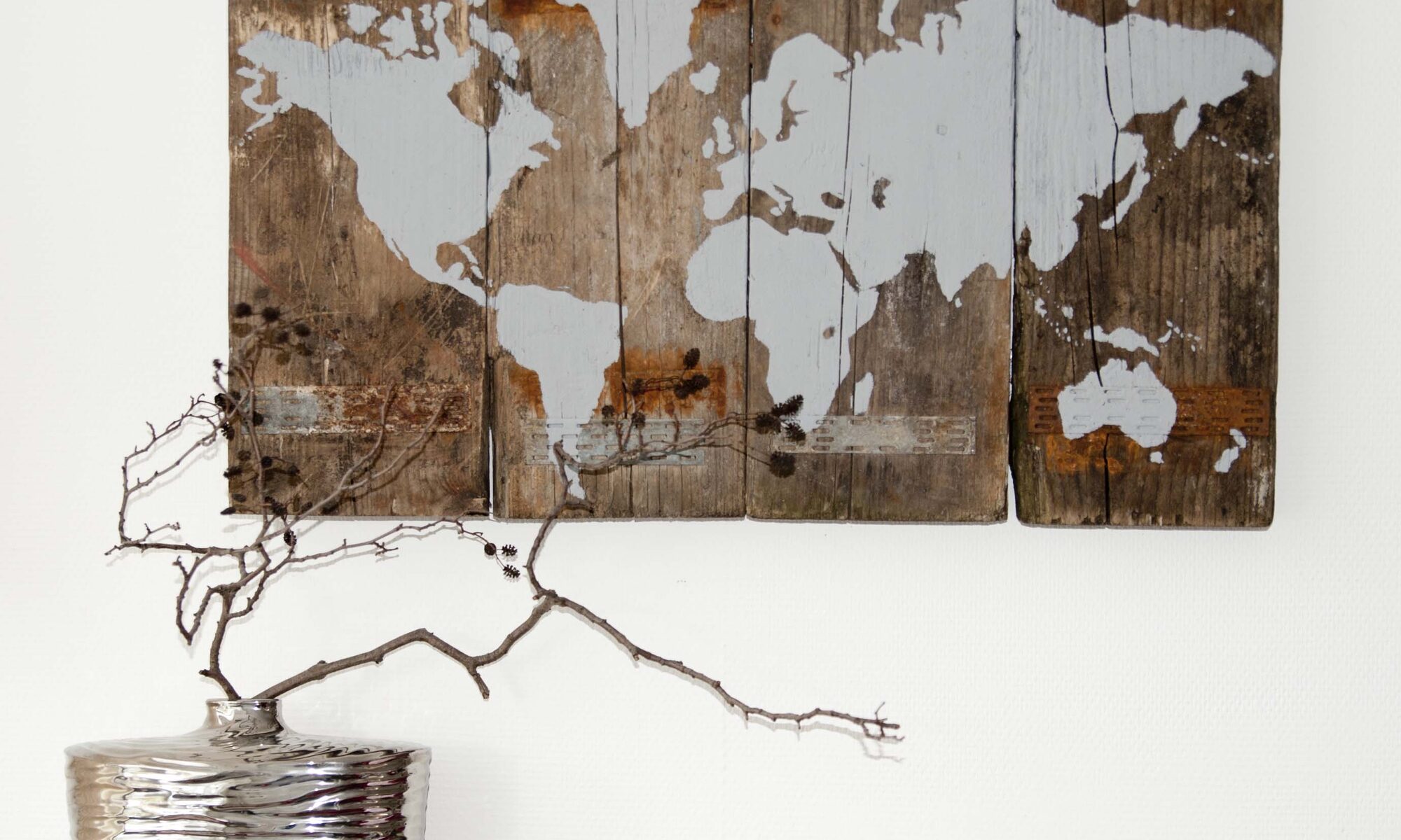 wereldkaart op gebruikt hout